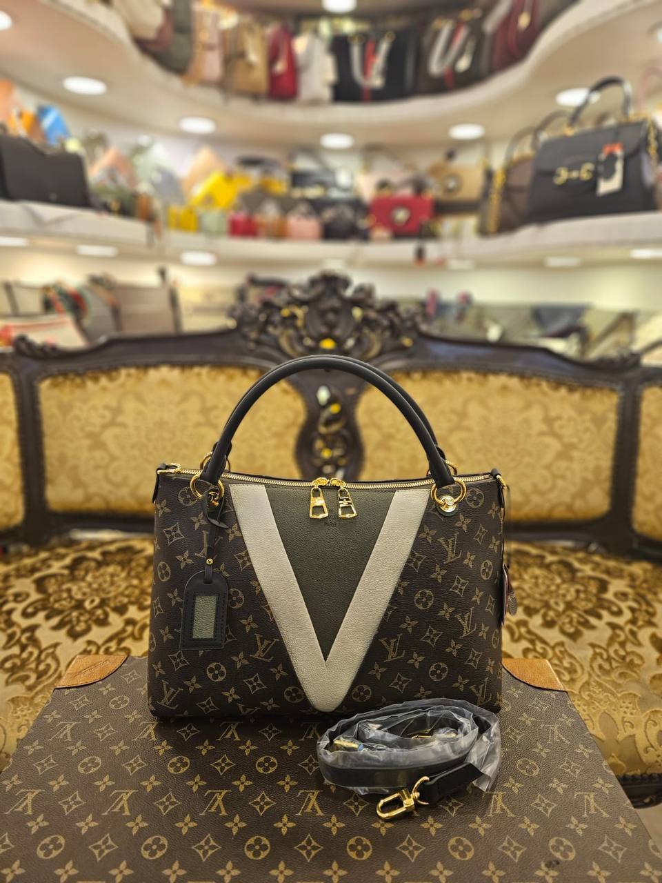 LOUIS VUITTON TOTE